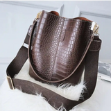 Sac seau en cuir marron femme de trois quarts