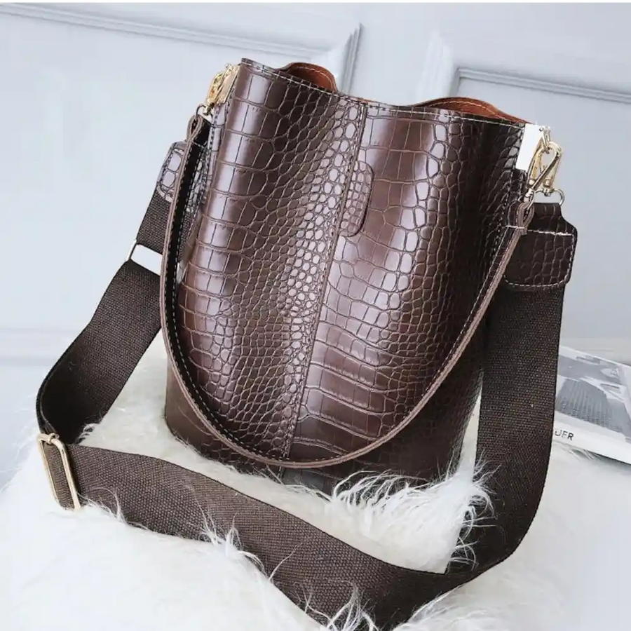 Sac seau en cuir marron femme de trois quarts