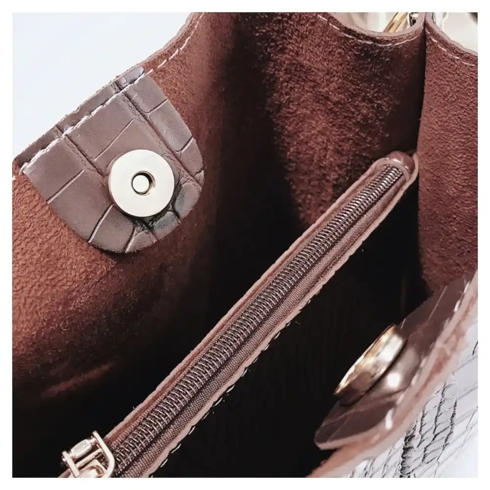 Sac seau en cuir marron intérieur