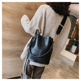 Sac seau en cuir noir femme