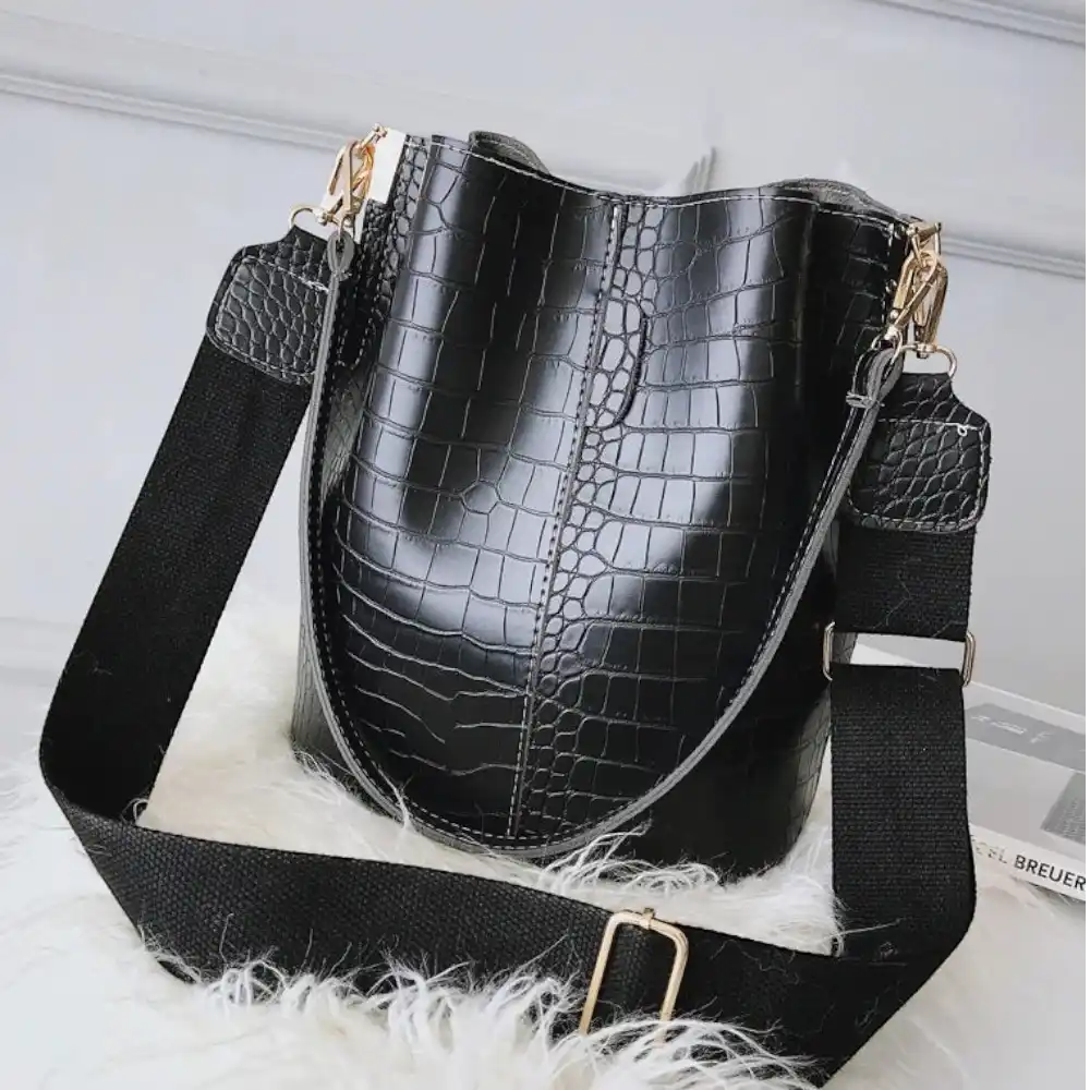 Sac seau en cuir noir de trois quarts