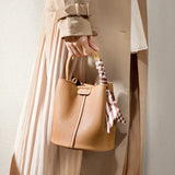 Sac seau en simili cuir souple à la main