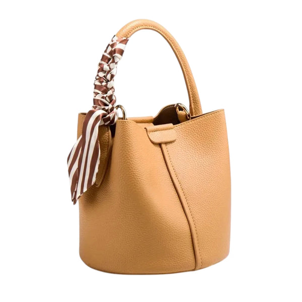 Sac seau en simili cuir souple de trois quarts