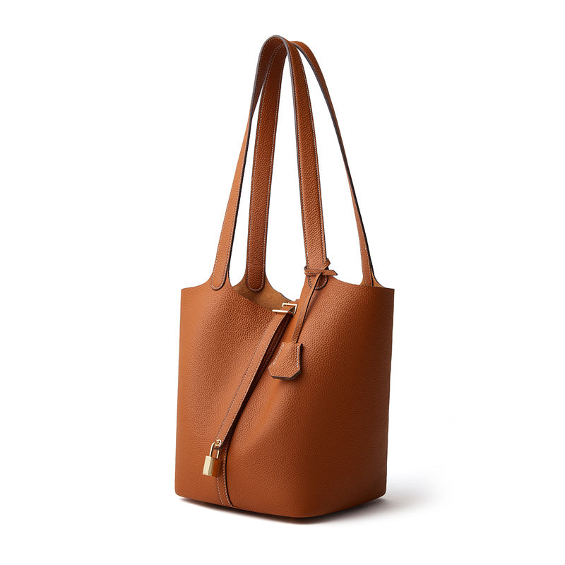 Sac seau femme en cuir véritable camel, vue de face sur fond blanc