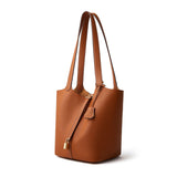 Sac seau femme en cuir véritable camel, vue de face sur fond blanc