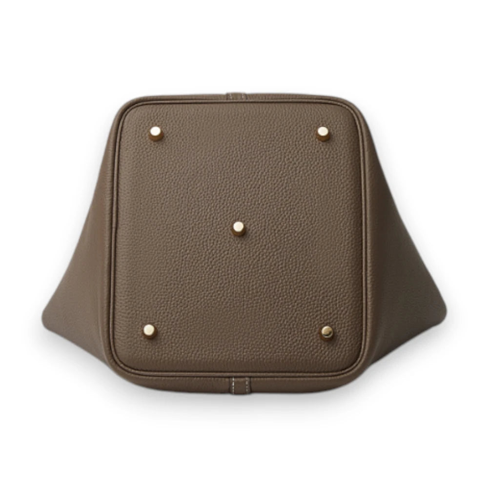 Sac seau femme en cuir véritable, vue du dessous avec pieds métalliques