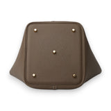 Sac seau femme en cuir véritable, vue du dessous avec pieds métalliques
