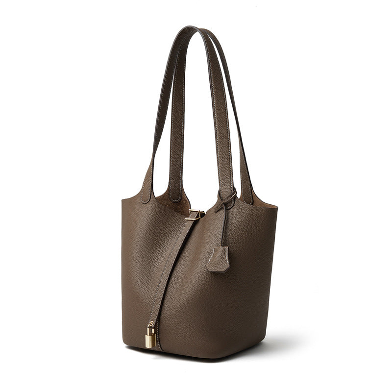 Sac seau femme en cuir véritable gris, vue de face sur fond blanc