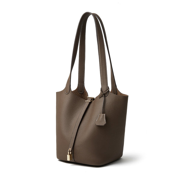 Sac seau femme en cuir véritable gris, vue de face sur fond blanc