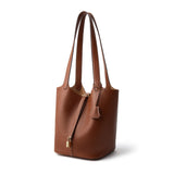 Sac seau femme en cuir véritable marron, vue de face sur fond blanc