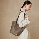 Sac seau femme en cuir véritable porté à l’épaule, vue de côté