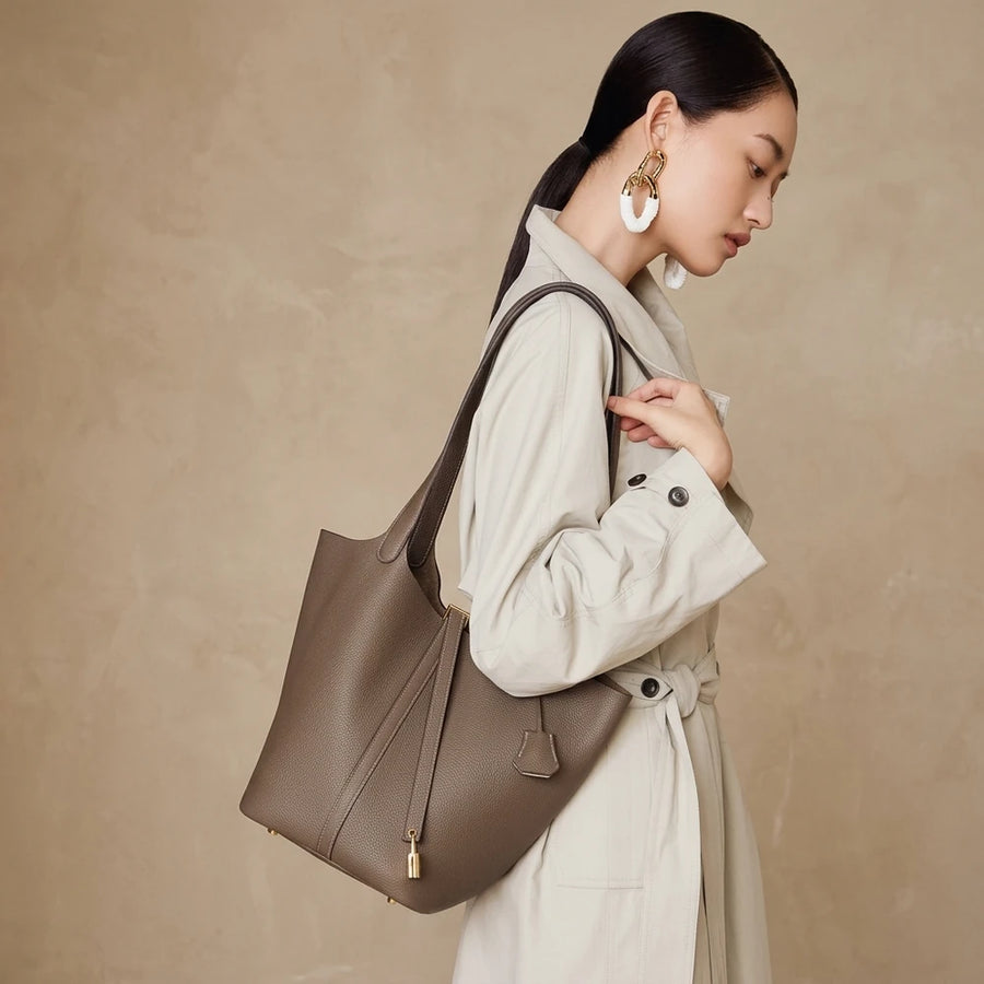 Sac seau femme en cuir véritable porté à l’épaule, vue de côté