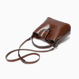 Sac seau femme en cuir ciré, posé à pat