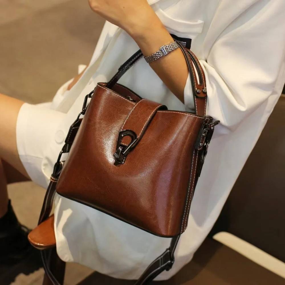 Sac seau femme en cuir ciré marron au bras