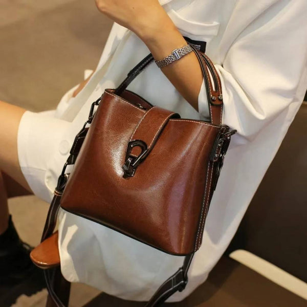 Sac seau femme en cuir ciré marron au bras
