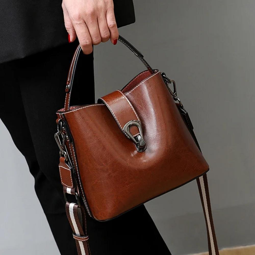 Sac seau femme en cuir ciré marron à la main