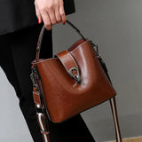 Sac seau femme en cuir ciré marron à la main