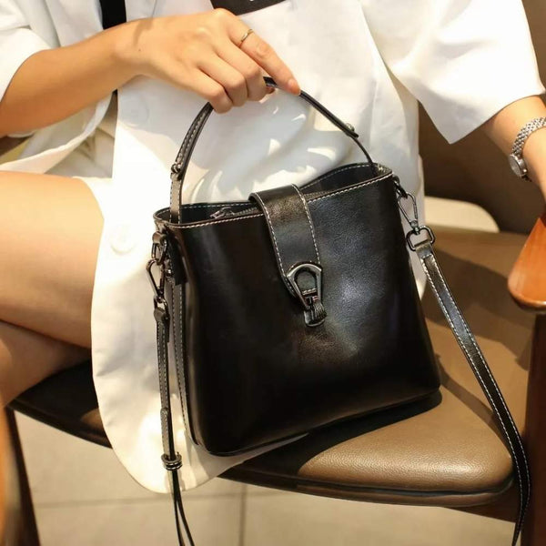 Sac seau femme en cuir ciré noir à la main