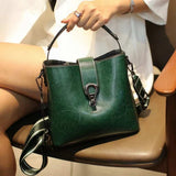Sac seau femme en cuir ciré vert