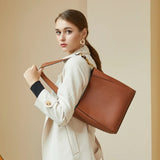 Sac seau femme en cuir de vachette porté épaule