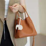Sac seau femme en cuir véritable porté au bras