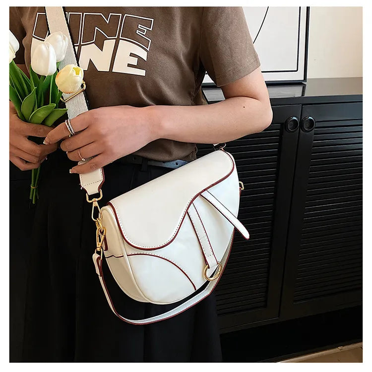 sac à main selle de cheval en simili cuir blanc porté par femme en bandoulière