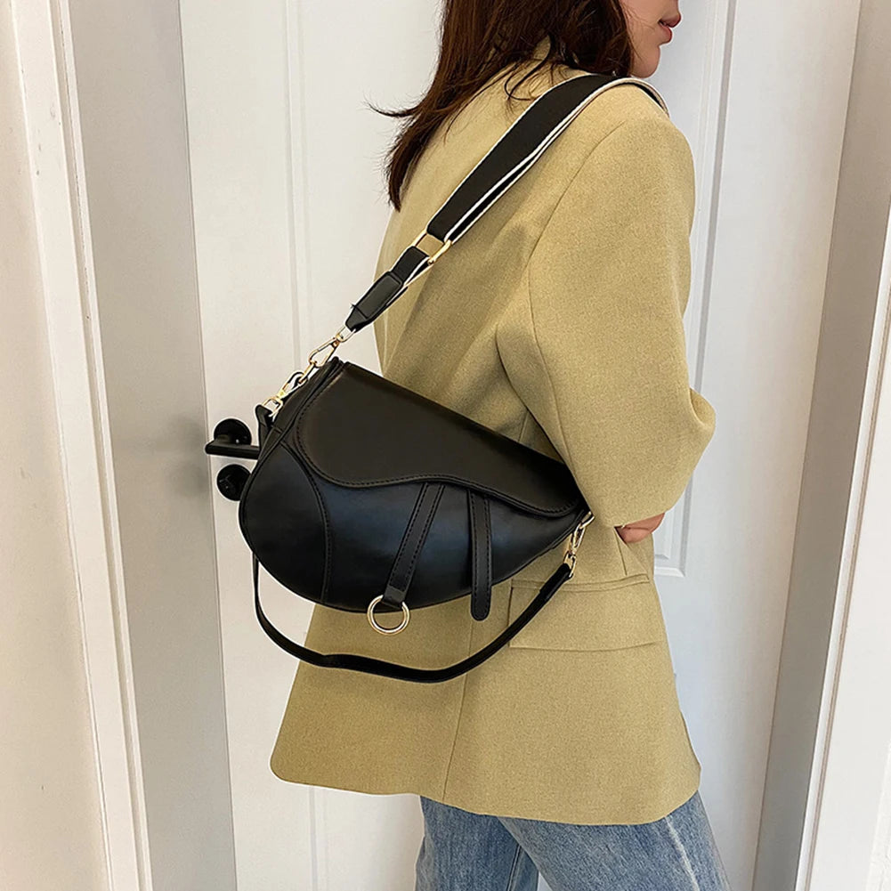 sac à main selle de cheval en cuir noir porté épaule