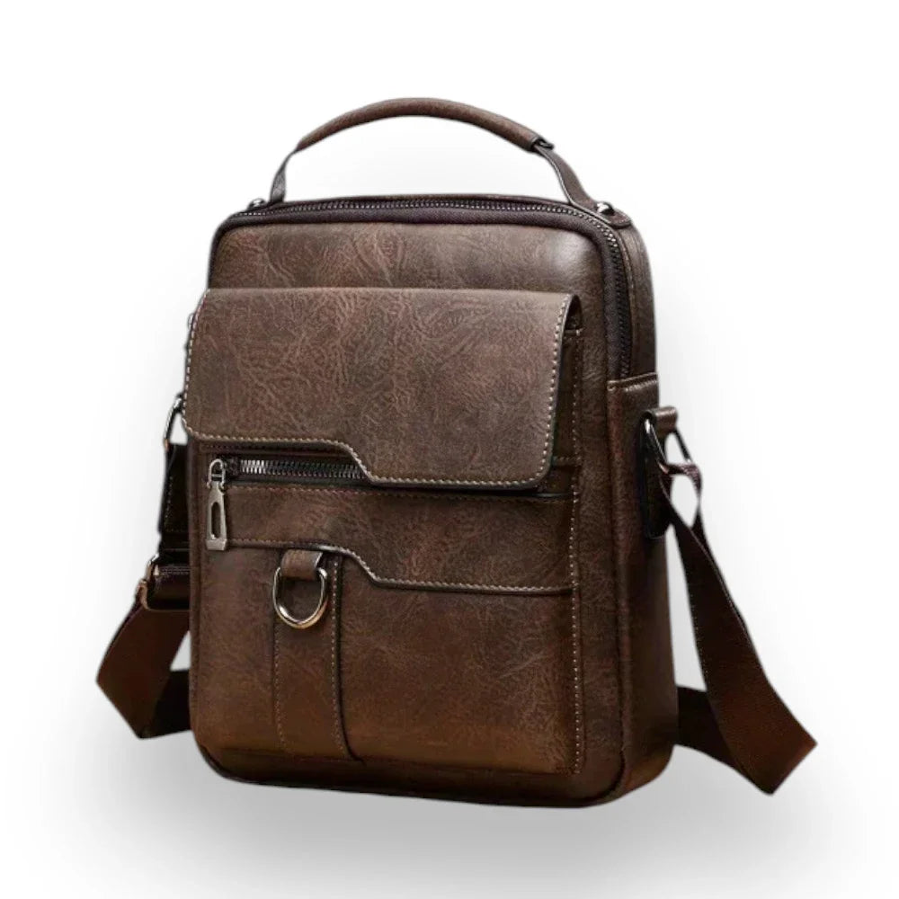Sacoche bandoulière homme en cuir marron foncé poche rabat de trois quarts