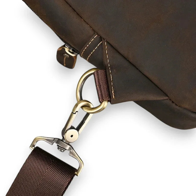 Sacoche en cuir de vache pour homme marron foncé détails attache