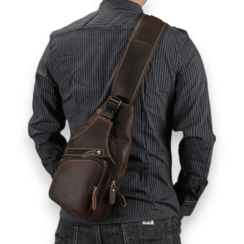Sacoche en cuir de vache pour homme marron foncé portée dans le dos