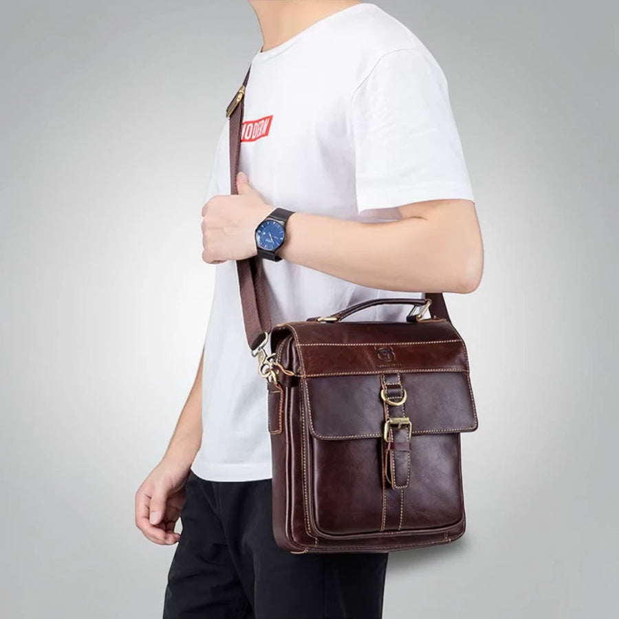 Sacoche homme bandoulière en cuir, portée par homme