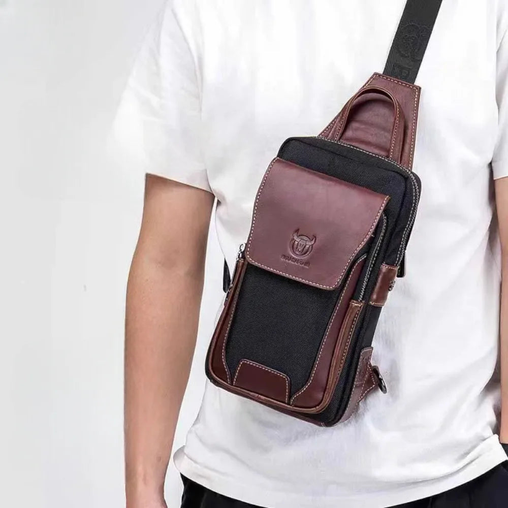 Sacoche homme cuir et tissu marron porté à la poitrine