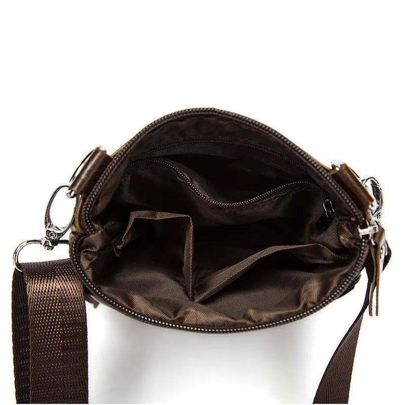 Sacoche homme en cuir véritable de couleur marron, vue de l'intérieur
