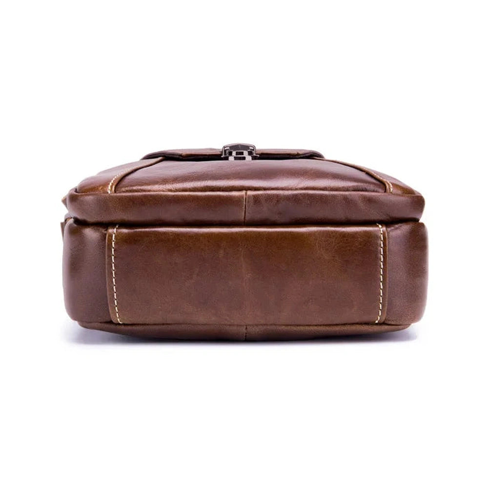 Vue de dessous de la sacoche homme en cuir véritable marron