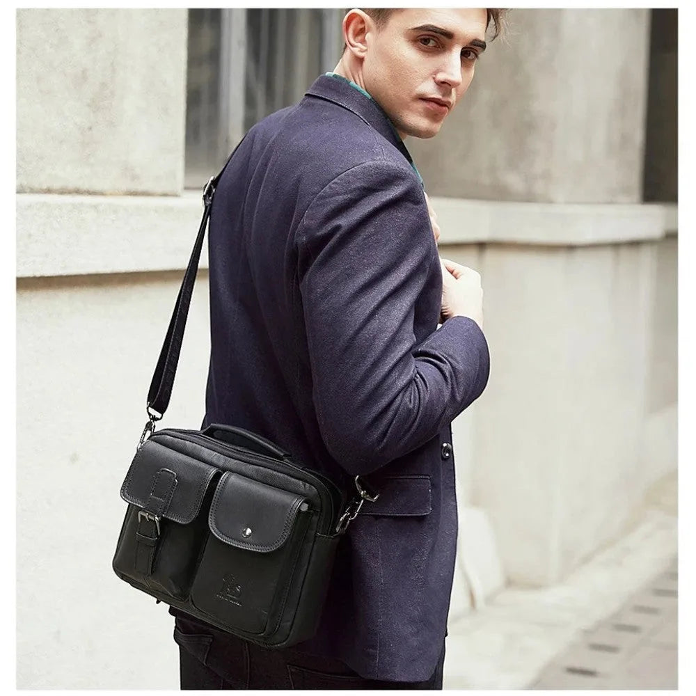 Homme portant un sac bandoulière Le Sac Bandoulière en cuir noir véritable style rétro avec poches frontales