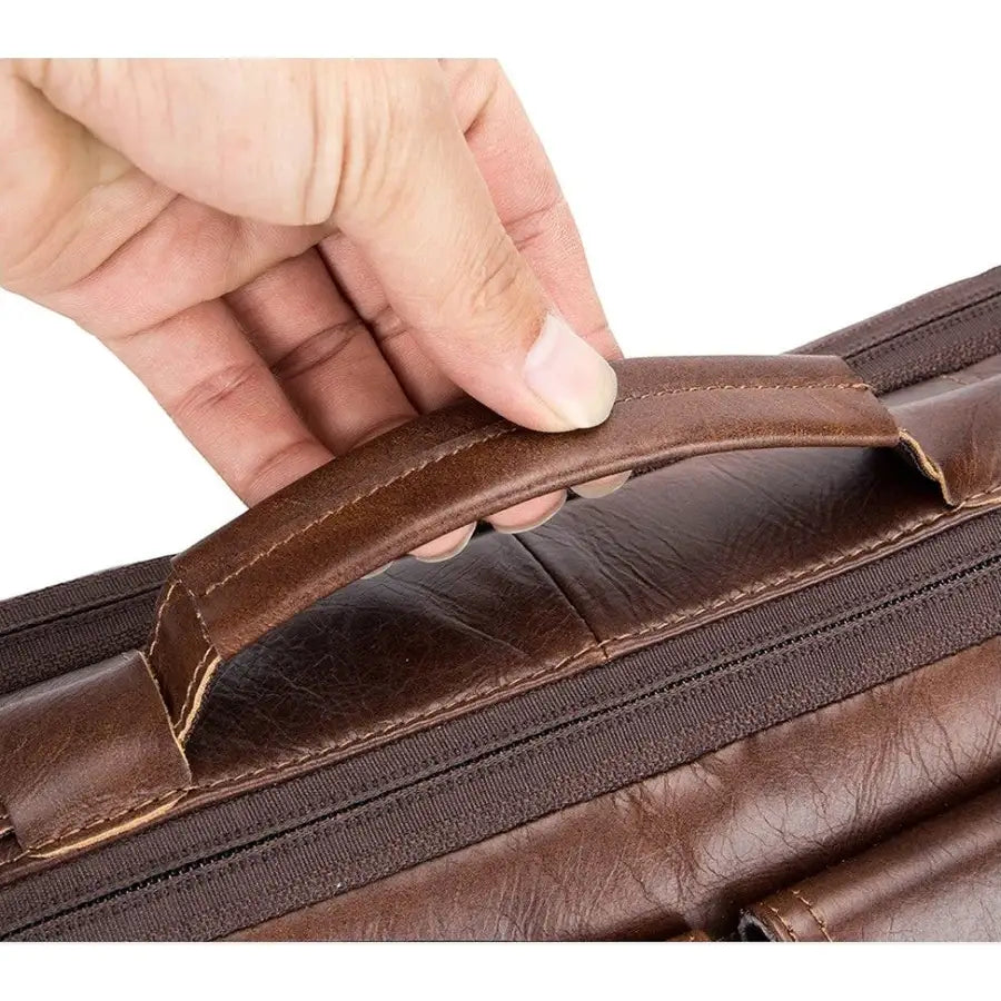 Gros plan sur la poignée en cuir marron véritable du sac bandoulière Le Sac Bandoulière pour homme