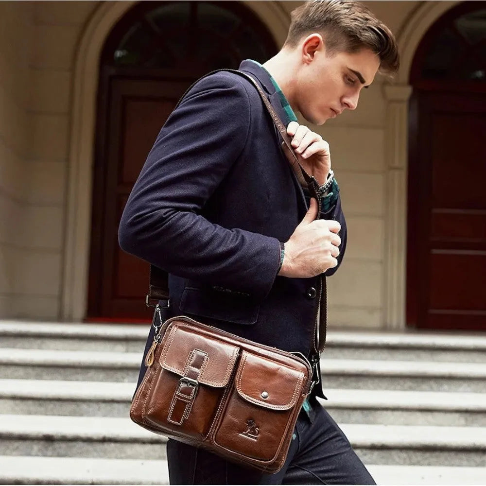 Homme portant un sac bandoulière Le Sac Bandoulière en cuir marron rétro avec poches avant et fermeture éclair