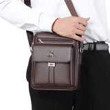 Sacoche homme en simili cuir marron portée