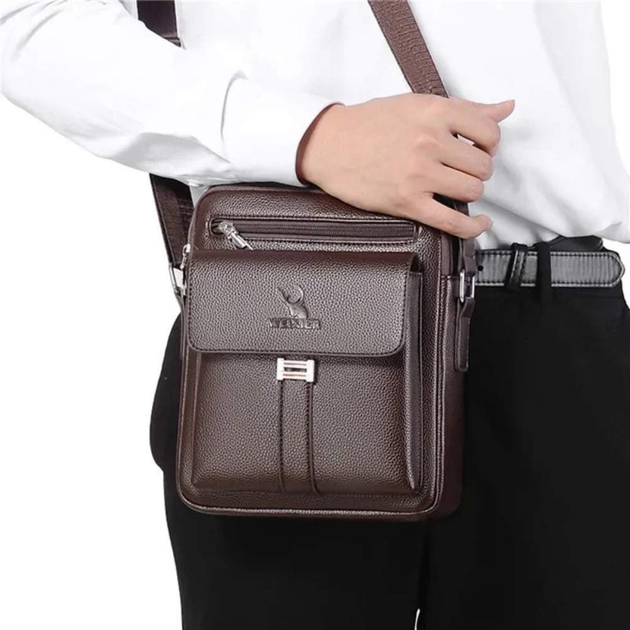 Sacoche homme en simili cuir marron portée