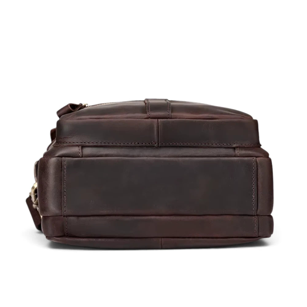 sacoche homme grand format en cuir marron foncé, vue de dessous