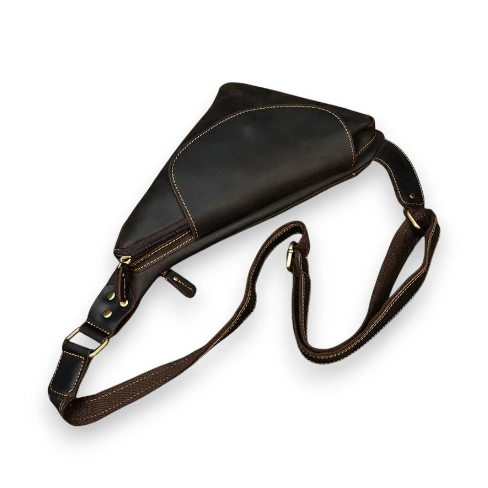 Sacoche homme triangle en cuir marron foncé à plat