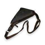 Sacoche homme triangle en cuir marron foncé à plat