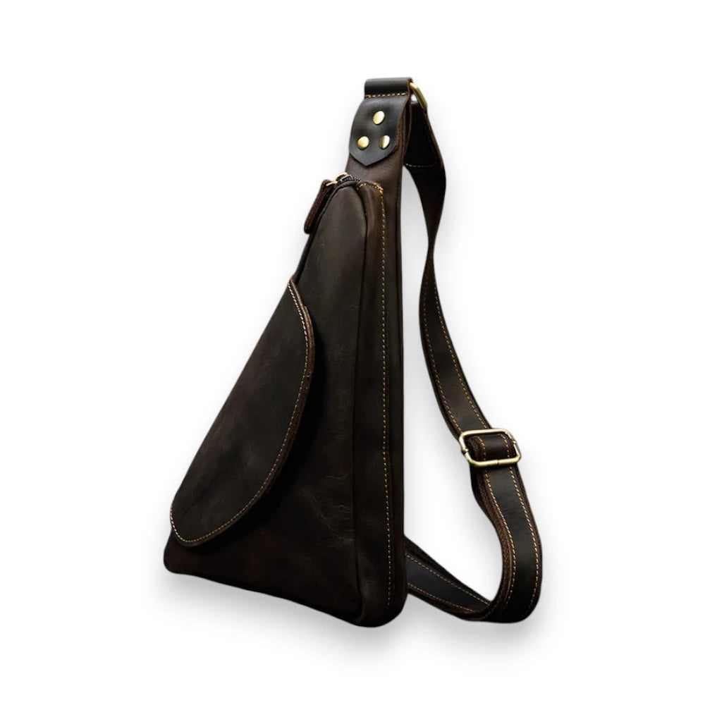 Sacoche homme triangle en cuir marron foncé de trois quarts
