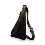 Sacoche homme triangle en cuir marron foncé de trois quarts