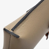 Sacoche téléphone portable femme marron clair détails